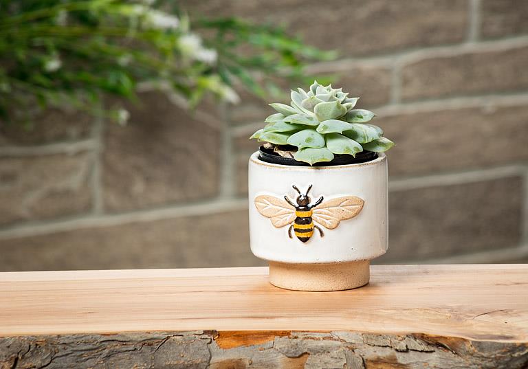 Emboss Bee Pot