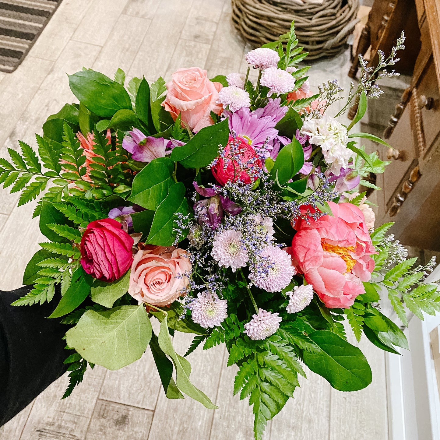 THE FINLEY Bold Loose Hand-Tied Bouquet
