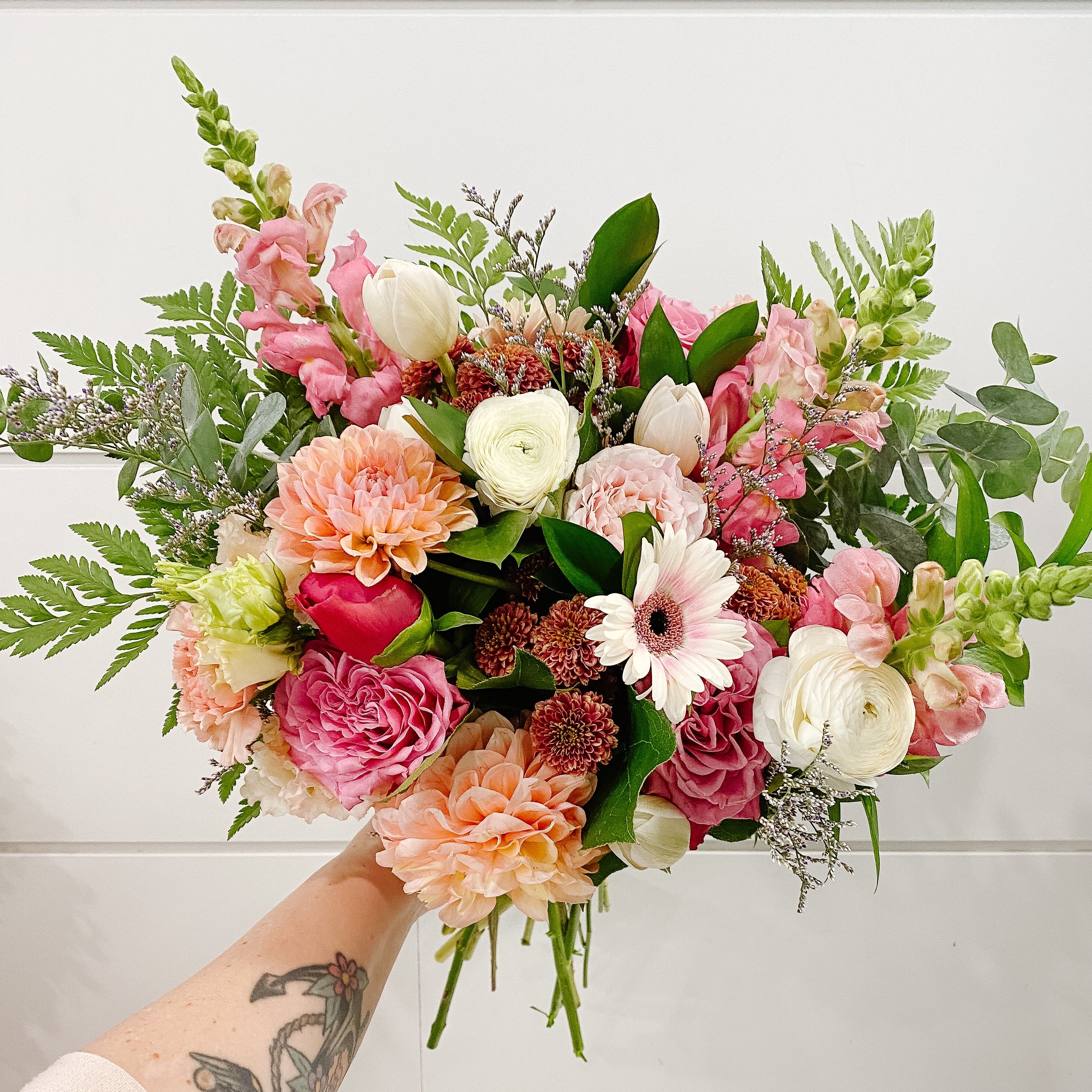 THE FINLEY Bold Loose Hand-Tied Bouquet
